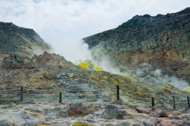 Fümerolün görüntüsü, sıcak volkanik gazların ve buharların yayıldığı Dünya yüzeyindeki bir menfez. Io Dağı, Japonya 'nın Hokkaido kentindeki Akan Volkanik Kompleksi' nde yer alan bir yanardağdır.