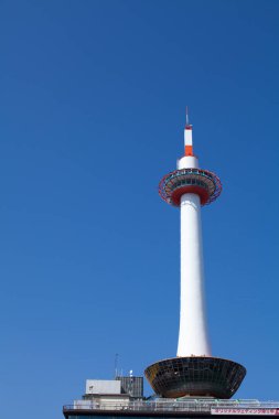 Mavi gökyüzünde Kyoto İstasyonu 