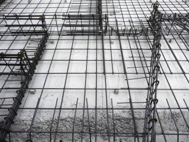 İnşaat cephesi gündüz inşaat halinde.