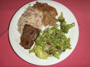 Kırmızı fasulyeli biftek, pilav, mantar, brokoli ve salata.