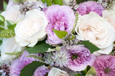 Farklı renklerde güzel düğün çiçekleri. Gül buketi ve Eustoma, Eustoma ve Eustoma..