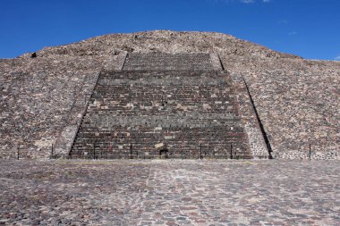 Güneş Piramidi, Teotihuacan 'daki en büyük ve Mezoamerika' daki en büyük binalardan biridir.. 