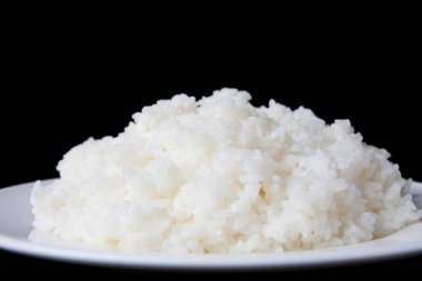 Siyah arkaplanda pirinç kaynıyor, yakın plan.