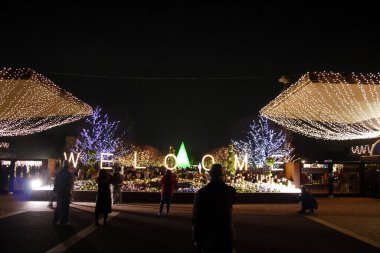 Şehirdeki Noel panayırının gece manzarası