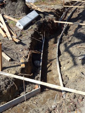 Açık havada ahşap döşemeli beton siper.