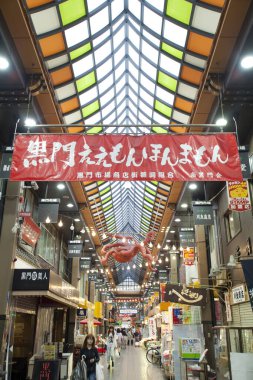 Kuromon Pazarı, Osaka, Japonya 'daki geleneksel iş parkı.