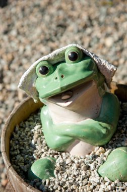 Gülen kurbağa heykeli