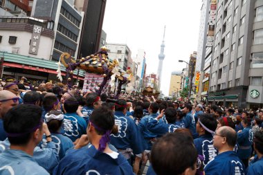 İnsanlar Tokyo, Japonya 'da düzenlenen geleneksel Kanda Matsuri festivaline katılıyor                 