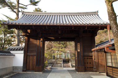 Güzel antik Japon tapınağının manzaralı görüntüsü.