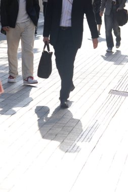 sokakta yürürken işadamı