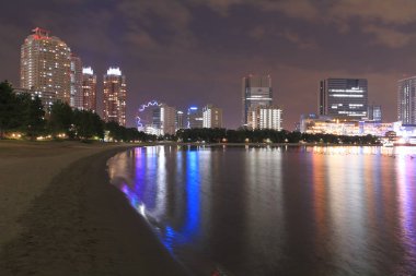 Şehirdeki modern binaların ışıklarıyla, kentsel arka planlarıyla 