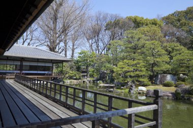 Güzel antik Japon tapınağının manzaralı görüntüsü.