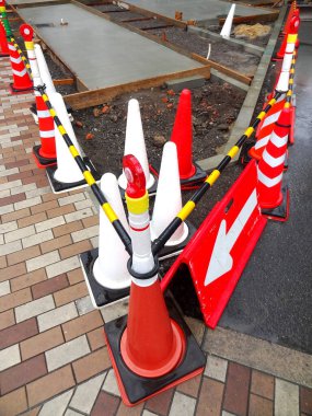 Şehir yolundaki trafik konilerinin görüntüsü 