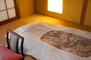 Güneş ışığı geleneksel Japon odasına giriyor Japon şiltelerini aydınlatıyor