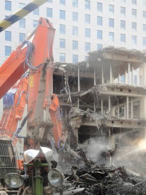 Büyük kazıcılar şehirdeki inşaat sahasında sıkı çalışıyor.