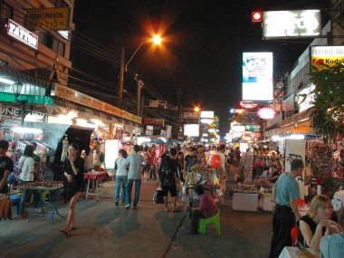 Japon caddesinin dışı. Dükkanları var. Modern şehir Japonya 'da kalabalık bir sokak pazarı. 