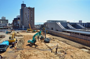 Şehirdeki inşaat alanı büyük kazıcılarla aktif