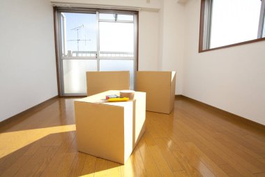 Boş odadaki karton kutudaki araçların yakın görüntüsü. yeni ev kavramı        