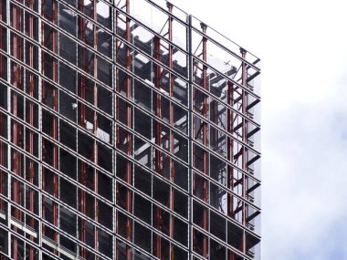 Gökyüzü arka planına karşı inşa halindeki modern yüksek bina