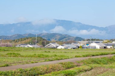 Sabahları dağ vadisindeki Japon köyünün güzel manzarası. 