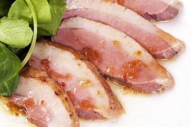 Baharatlı sos ve fesleğenli domuz göbeği.