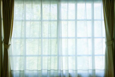 Perdeleri penceresinde