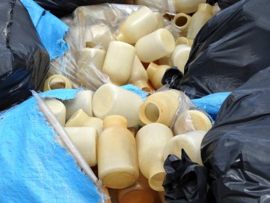 Plastik çöp şişeleri, kapatın. 