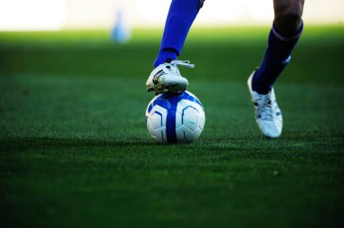 Spor giyim sektöründe futbol oynayan insanların bacakları.                 