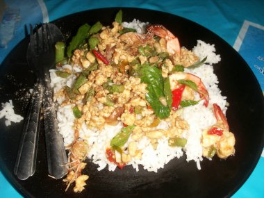 Pirinç ve karidesli baharatlı kızartma tabağı.