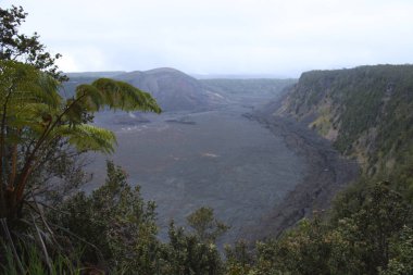 Kilauea Iki krateri, ABD 'nin Hawaii adasındaki Pu' u Pua 'i tephra konisi manzarasına sahiptir.