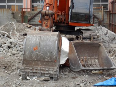 Birden fazla kazıcı ve açık inşaat alanına sahip şehir alanı