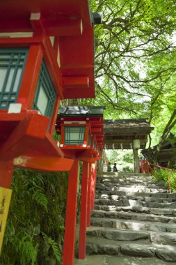 Yazın Japonya 'da geleneksel Japon tapınağı