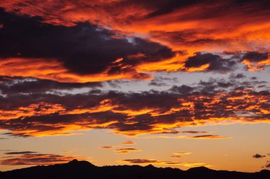 Bulutlu güzel, parlak gün batımı gökyüzü. Doğa arkaplanı