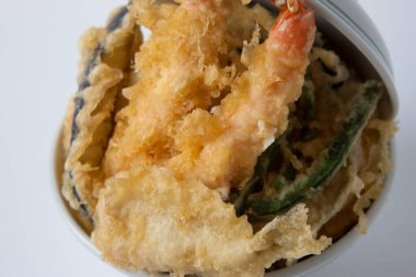 Küçük bir kâse içinde kızarmış karides, tempura ve Japon yemeği.
