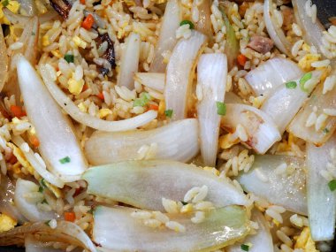 Kızarmış pirinç, sarımsak ve soğanlı, yakın çekim manzaralı.