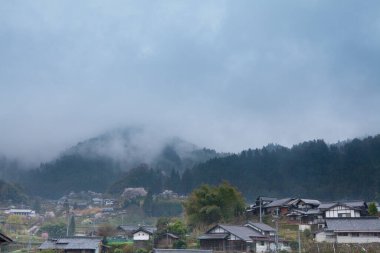 Dağlarda yemyeşil ormanları olan güzel sisli bir yer. 