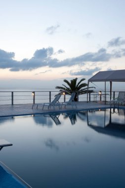 Yüzme havuzlu tropikal deniz tatil köyünün akşam manzarası