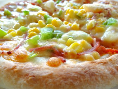 Tavuk, ananas ve peynirli pizza..