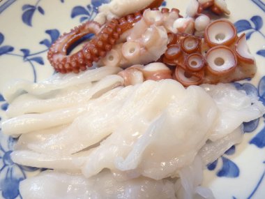 ahtapot ve mürekkep balığı mavi ve beyaz tabakta