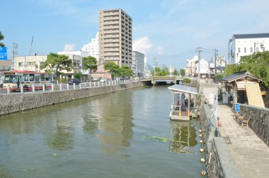 Gün ışığı, Japon sokak mimarisinin temiz çizgilerini ve birçok katmanını açıkça tanımlıyor..