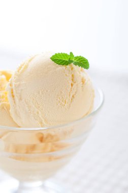 Cam kâse dolusu lezzetli dondurmanın yakın plan görüntüsü.       