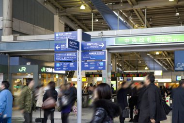 Tokyo, Japonya 'da insanlar tren istasyonunda yürür.