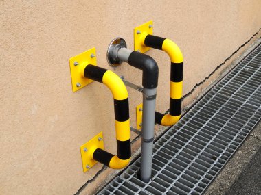 Sarı siyah güvenlik bariyerleri açıkta kalan metal boruları koruyor.