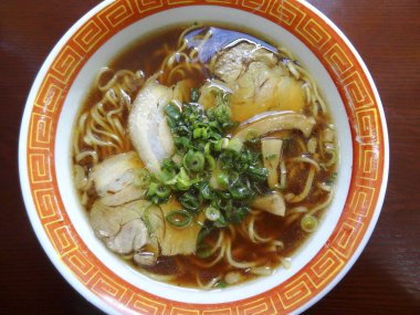 Lezzetli Asya çorbası, erişte ve yeşil soğanlı.