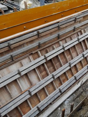 Açı görüşü, inşaat alanında ahşap beton işçiliği gösteriyor