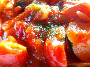 Bitkilerle süslenmiş canlı sebze güvecine yakın plan.