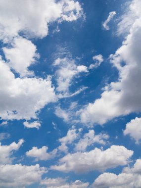 Beyaz bulutlu mavi gökyüzü arkaplanı 