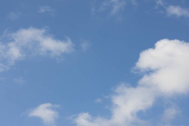 Mavi gökyüzü ve beyaz bulutlar