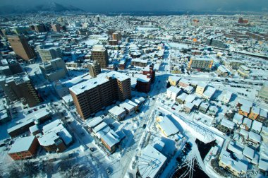 karla kaplı şehir arka planı 