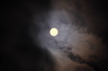 Güzel dolunay gökyüzünde Bulutlarla dolu gece